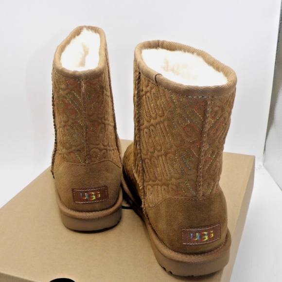 UGG Kids' Classic II Graphic Stitch Boots: Chestnut Brown Kids 4 New In Box - Picture 4 of 5